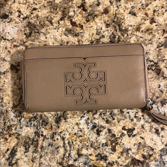 Tory Burch Handbags - Tory Burch Beige Leather Zip Wallet